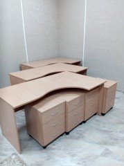 Офисные столы с тумбами